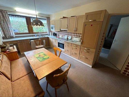 Küche mit Sitzgelegenheit und Zugang zum HWR (EG)