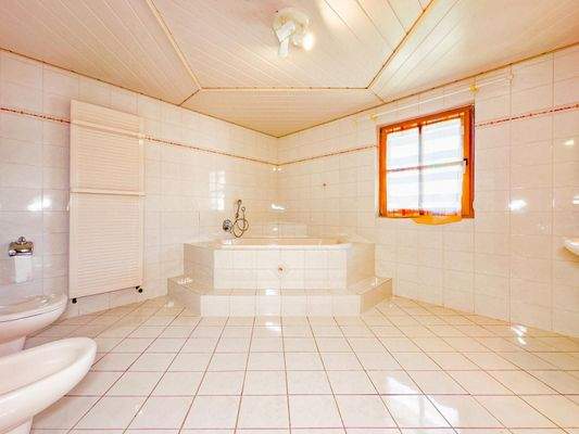 Tageslichtbad mit Badewanne