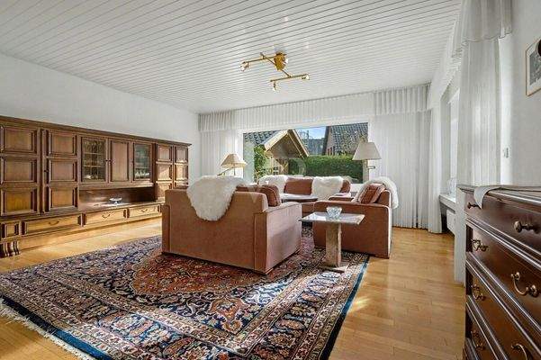 EG Helles und gradliniges Wohnzimmer