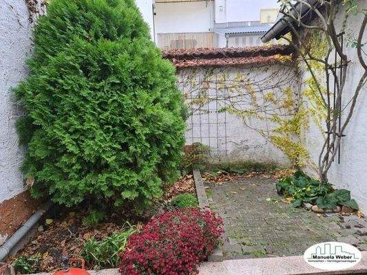 Blick zum kleinen Freisitz.jpg