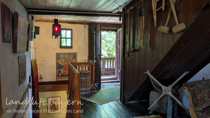 Flur im OG, Treppe, Tür zum Balkon, Stiege zum Dac