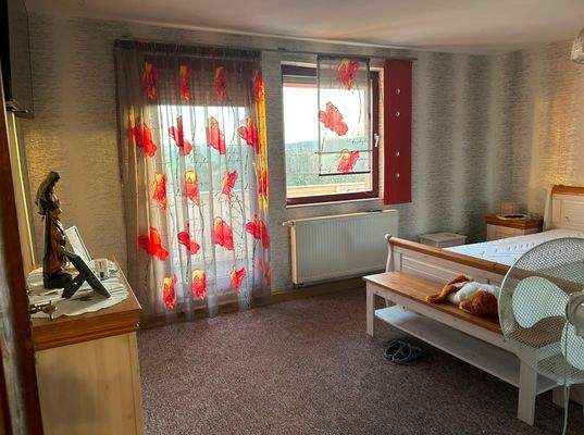 9 Schlafzimmer im OG mit Balkonzugang.jpg