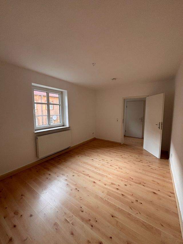 Einbauküche Möglich! Sonnige 2-Raum-Wohnung im Erdgeschoss zu vermieten - Foto 2