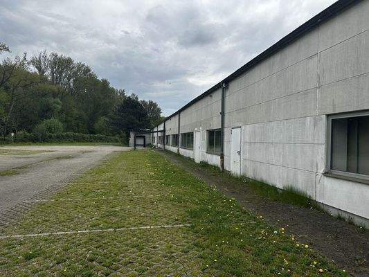 Außen & Parkplätze