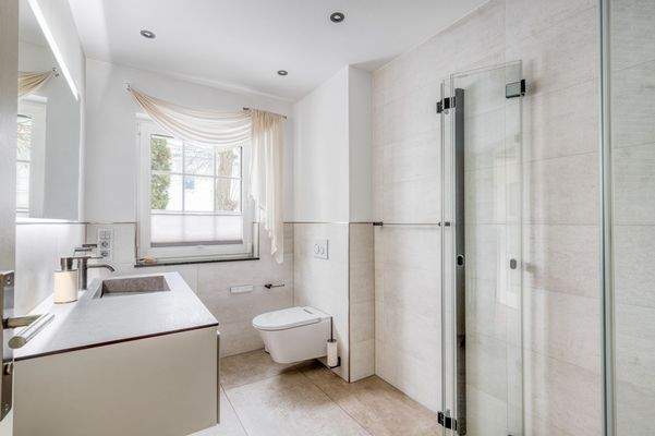 Modernes Tageslichtbad mit bodengleicher Dusche