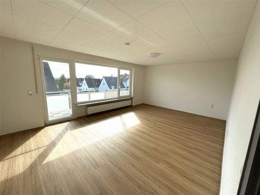 Wohnzimmer mit Zugang zum Balkon