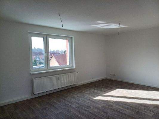 Wohnzimmer mit Zugang Küche/ Bad