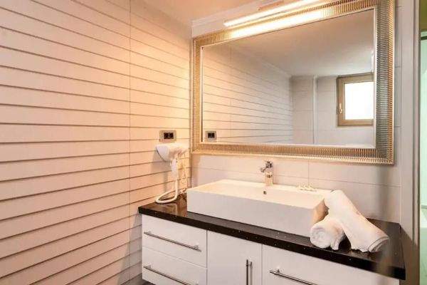 Kreta, Akrotiri: Geräumige moderne Villa mit spektakulärem Blick auf das Meer und die Bucht zu verkaufen