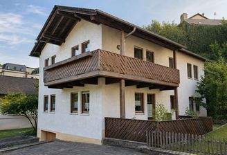 Markante Architektur. Zweifamilienhaus mit charmantem Holzbalkon