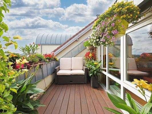 Großer Balkon mit traumhafter Aussicht über die Dächer