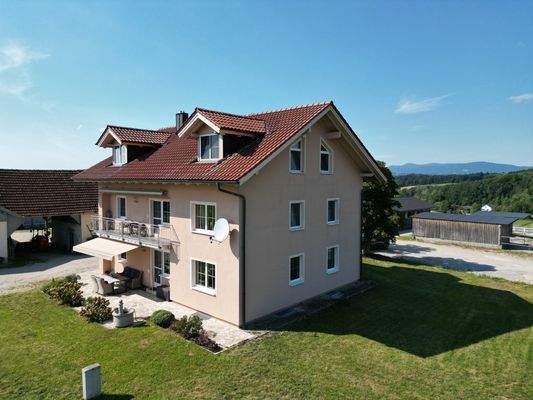 Hausansicht mit Terrasse