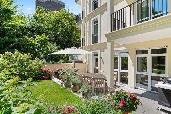 Die bodentiefen Fenster sorgen für Grünblick 