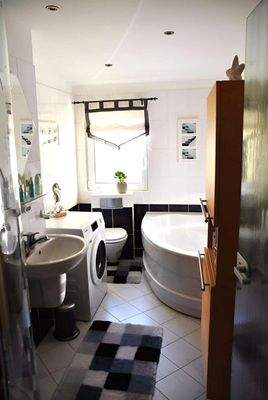 Badezimmer mit Wanne.jpg