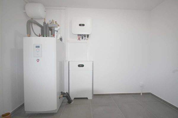 Technikraum mit PV-Anlage u. PV-Speicher u. Platz für WM u. Trockner