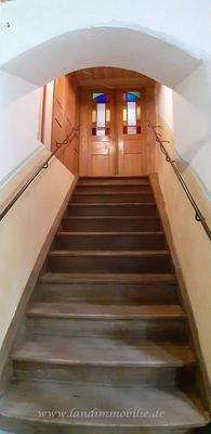 führt die Treppe in den Wohnbereich