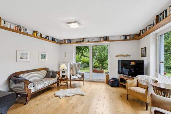 Gemütliches Wohnzimmer in Südwest-Ausrichtung mit Kamin