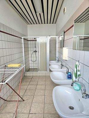 Sanitärraum mit Duschen