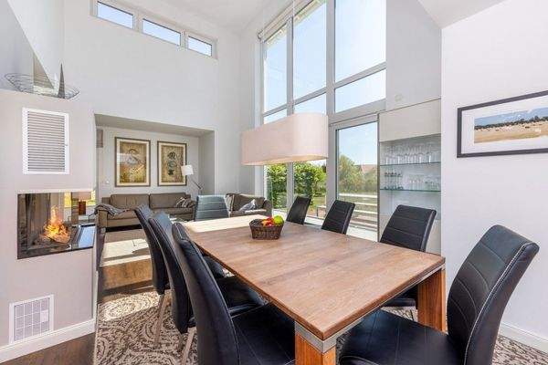 Essen am gemütlichen Kamin