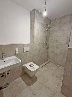 Modernes Bad mit bodengleicher Dusche