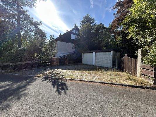 Ansicht straßenseitig Einfahrt Garagen Zugang