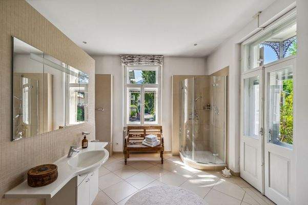 Das freundliche Tageslicht-Badezimmer 