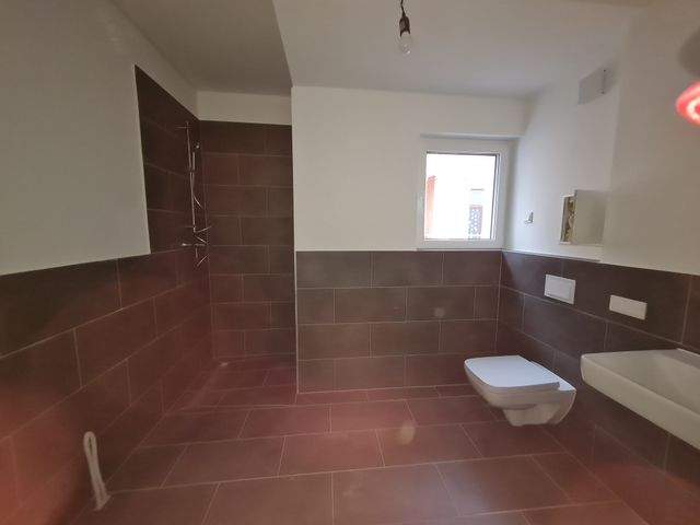 Schicke 2-Zimmerwohnung mit Parkett, Einbauküche, Balkon u. Fußbodenheizung - Photo 4