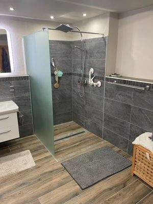 Badezimmer mit barrierefreier Dusche