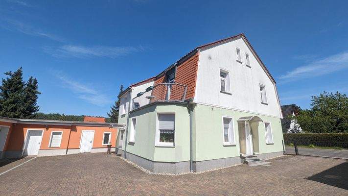 Hofansicht des Anwesens mit Werkstatt und Büroanbau