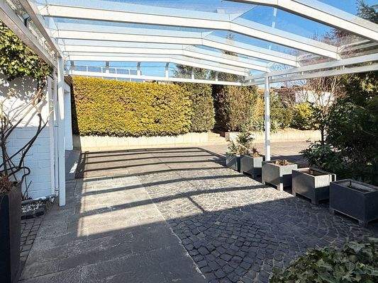 Carport, direkt vor dem Haus