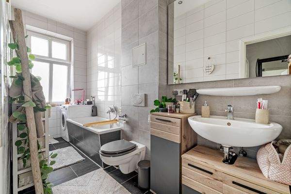 Tageslichtbad mit Badewanne