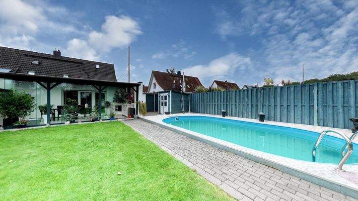 Pool + Haus