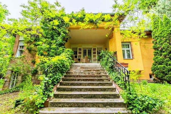 Kertre néző erkély