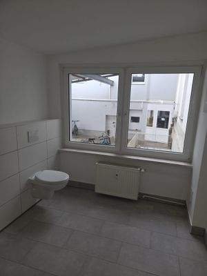 Helles Badezimmer mit Fenster