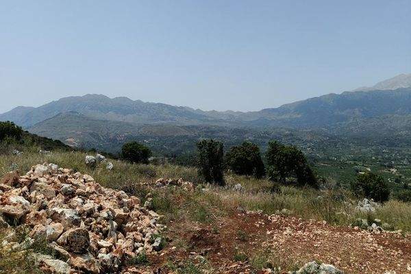 Kreta, Litsarda: Ruhiges Grundstück mit Baugenehmigung und atemberaubender Aussicht auf die Landschaft zu verkaufen