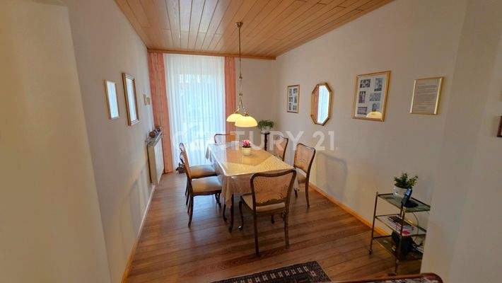 Gemütliches Esszimmer mit Zugang zur Terrasse