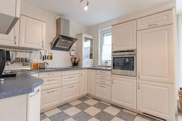 Küche mit Einbauküche