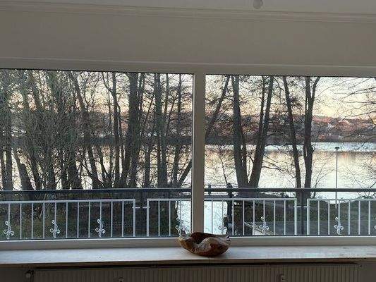 Panoramablick vom Wohnzimmer auf den See