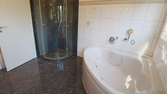 Hochwertiges Badezimmer weitere Ansicht