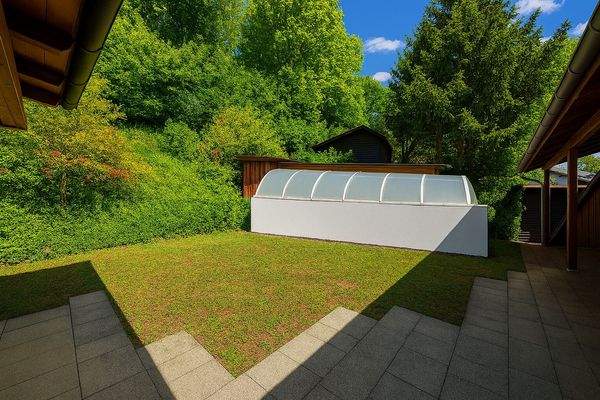 Pflegeleichter, uneinsehbarer Garten mit Schwimmbad für viele Sonnenstunden