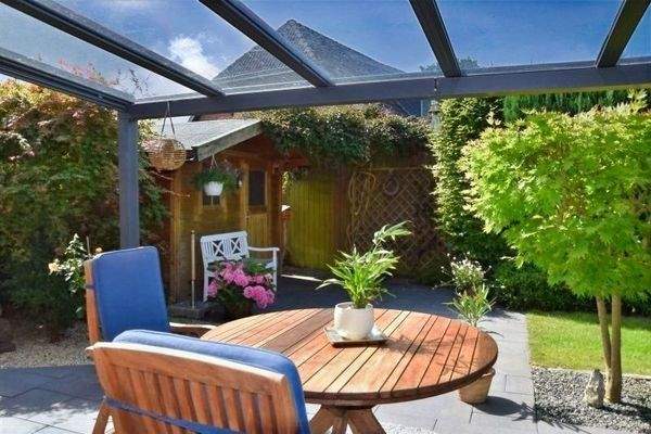 Überdachte Sonnenterrasse