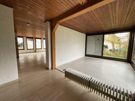 Blick zum Wohnzimmer und dem Wintergarten