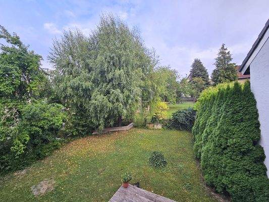 Idyllischer Garten hinter dem Haus