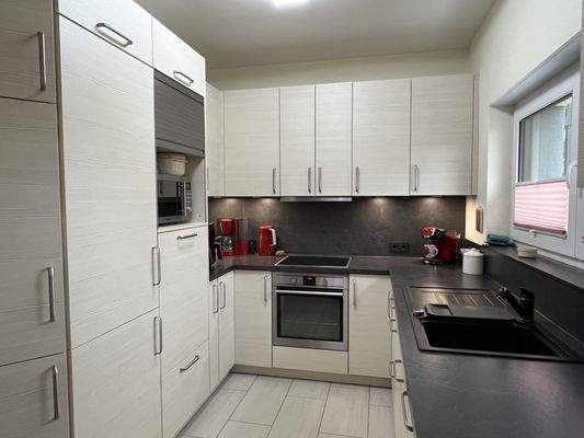 viel Arbeitsfläche und Stauraum