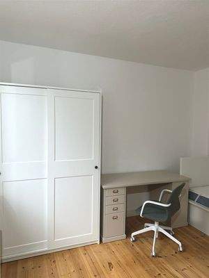 Einbauschrank und Schreibtisch