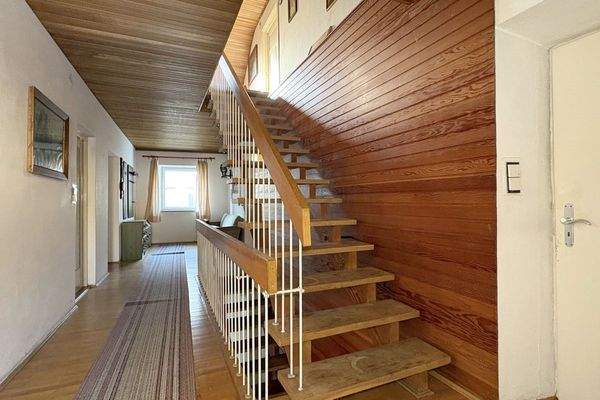 Flur mit Treppe ins DG