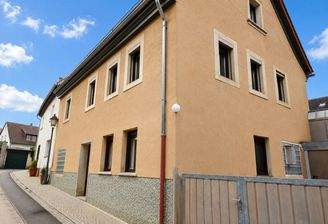 Hausansicht mit Stellplatz