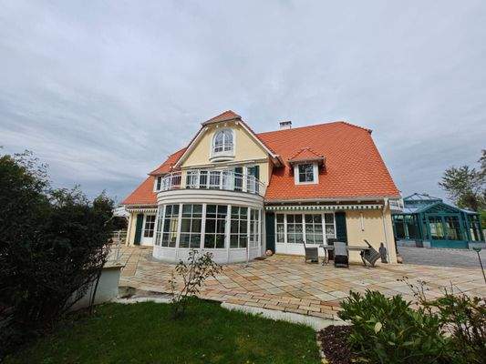 Südseite mit großzügiger Terasse