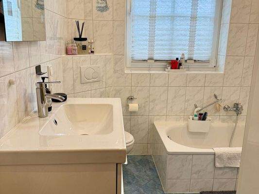 Badezimmer im OG mit Wanne und Dusche