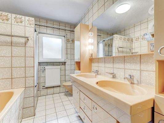 Tageslichtbad mit Doppelwaschtisch und Badewanne