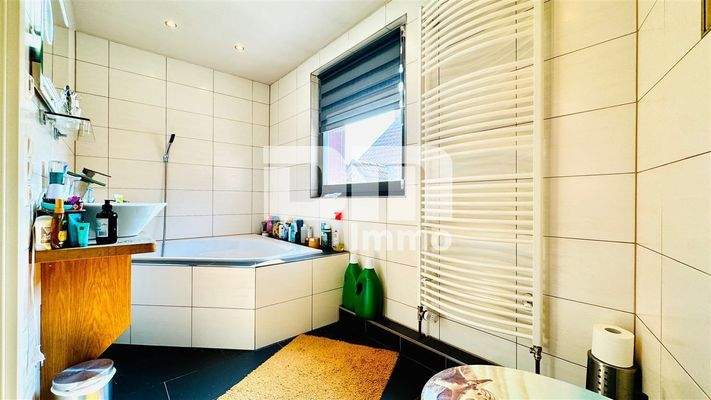 OG / DG Badezimmer Wanne / Dusche / Hantuchwärmer